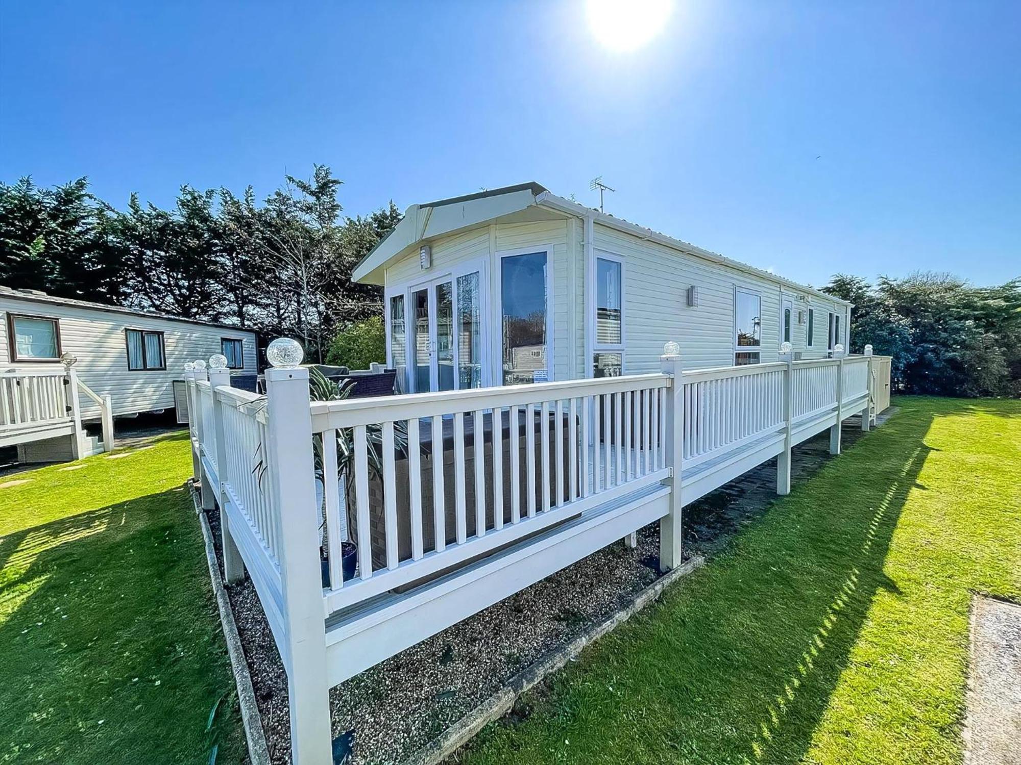 6 Berth Caravan With Decking At Cherry Tree Park In Norfolk Ref 70014g * Great Yarmouth